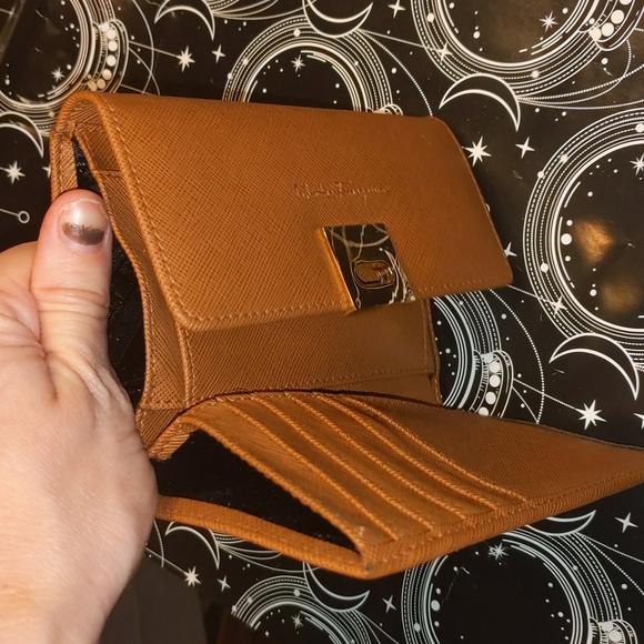 Vintage SALVATORE FERRAGAMO Tan Brown Genuine Leather Wallet w/ Gold Clasp - Picture 3 of 8